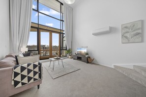 Smart TV - Loft-Style CBD 1-Bed with Rooftop Terrace & BBQ (Canberra)