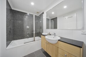 Hair dryer, towels - Loft-Style CBD 1-Bed with Rooftop Terrace & BBQ (Canberra)