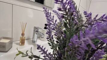 Suihku, hiustenkuivaaja, pyyhkeet, vessapaperi