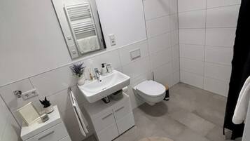 Dusche, Haartrockner, Handtücher, Toilettenpapier