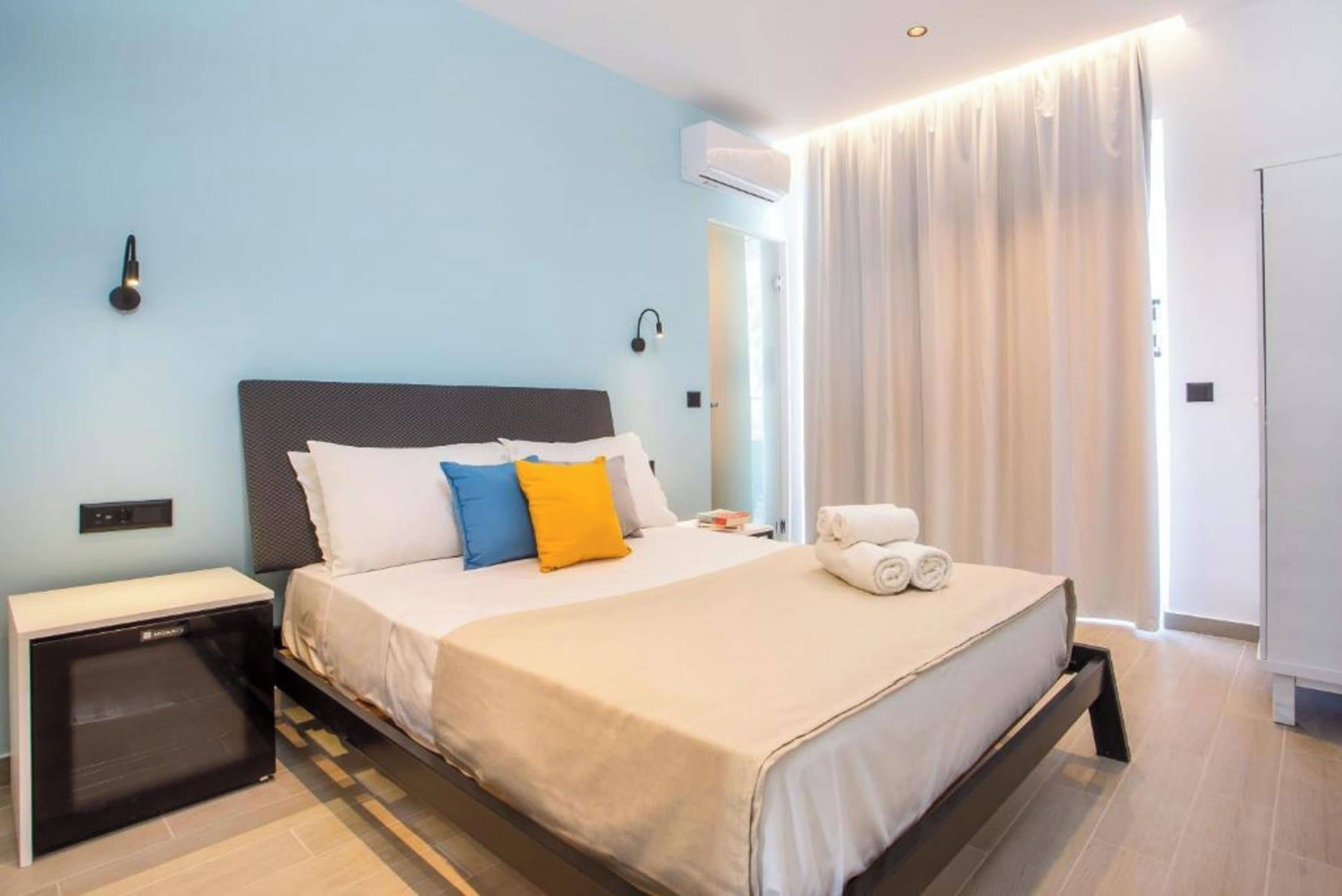 Habitació doble Deluxe, balcó, vistes a la ciutat | Caixa forta a l'habitació i wifi gratuïta 