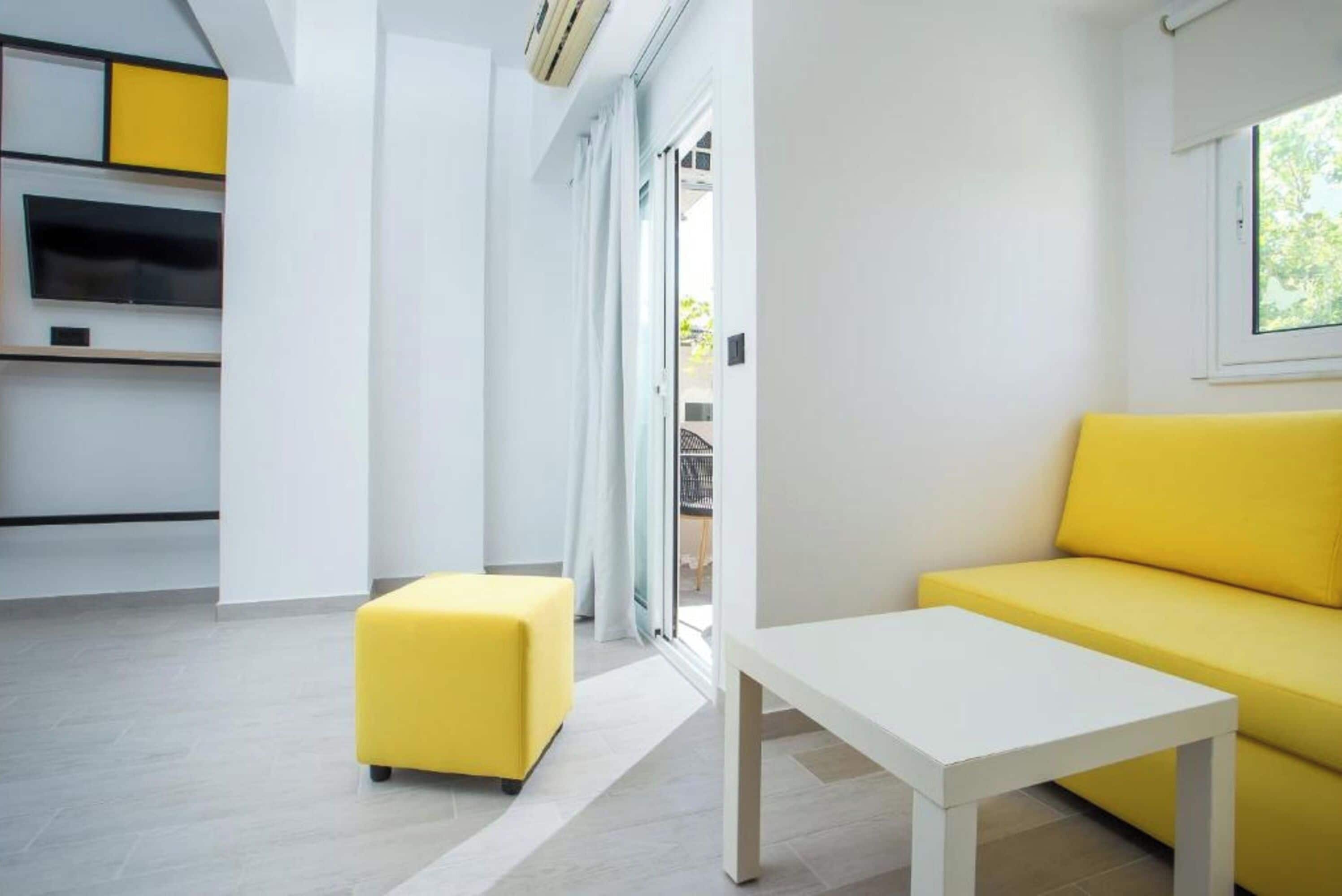 Chambre Triple Supérieure, plusieurs lits, balcon, vue ville | Coffres-forts dans les chambres, Wi-Fi gratuit