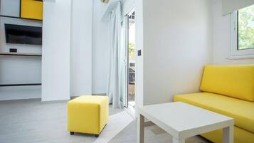 Chambre Triple Supérieure, plusieurs lits, balcon, vue ville | Coffres-forts dans les chambres, Wi-Fi gratuit