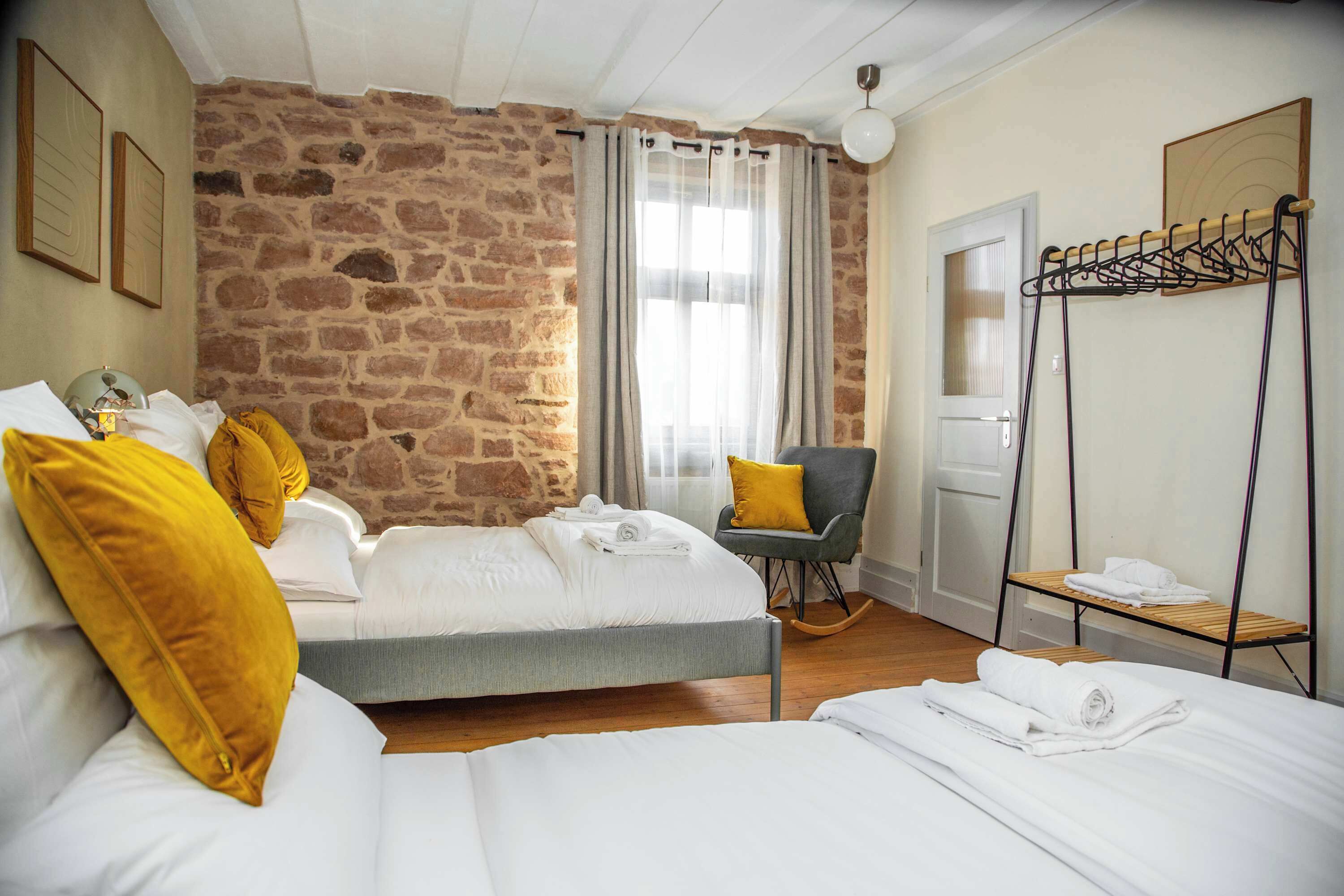 Escritorio, cuna de viaje, wifi y ropa de cama