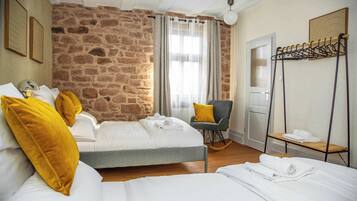 Escritorio, cuna de viaje, wifi y ropa de cama