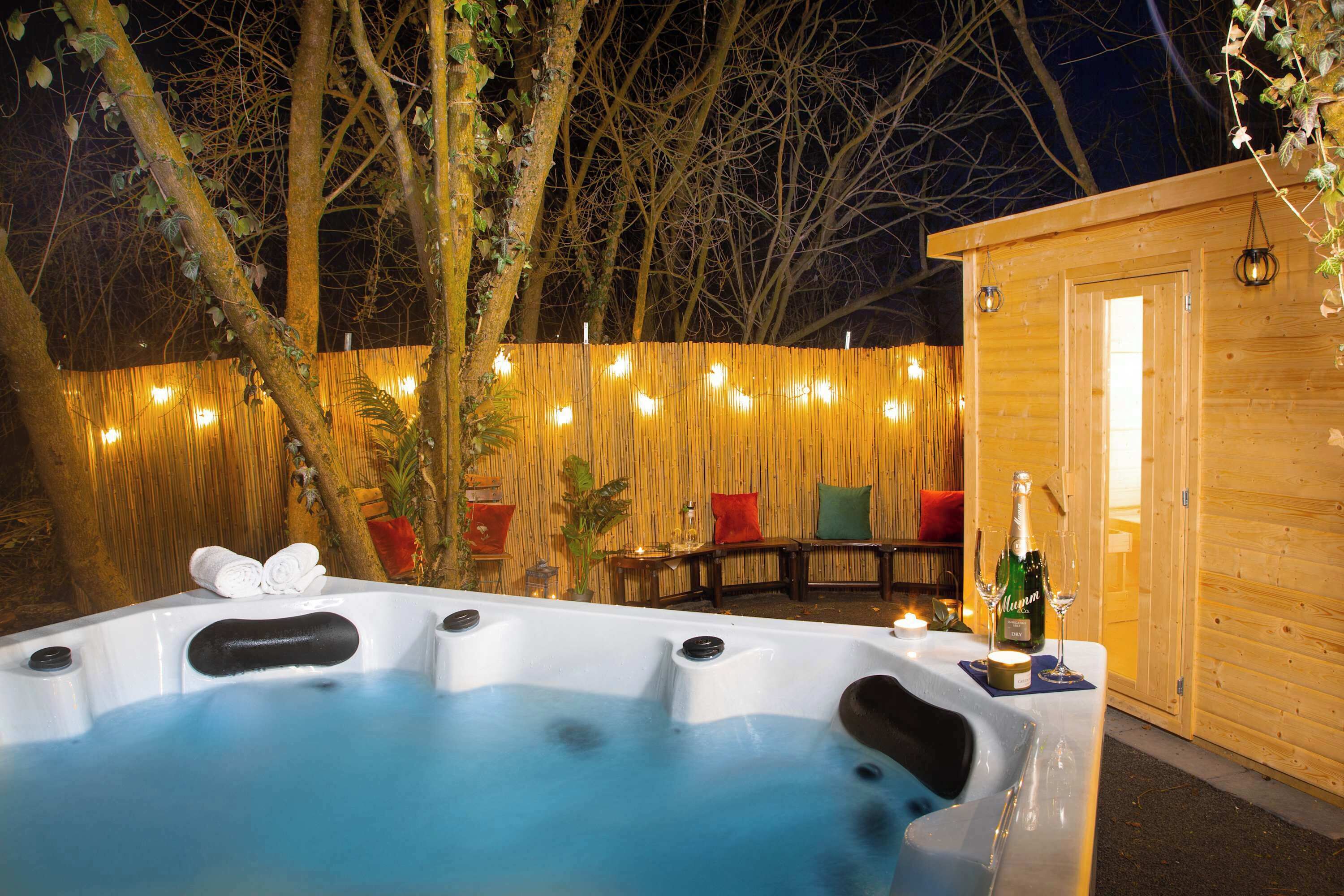 Bañera de hidromasaje al aire libre