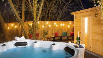 Bañera de hidromasaje al aire libre