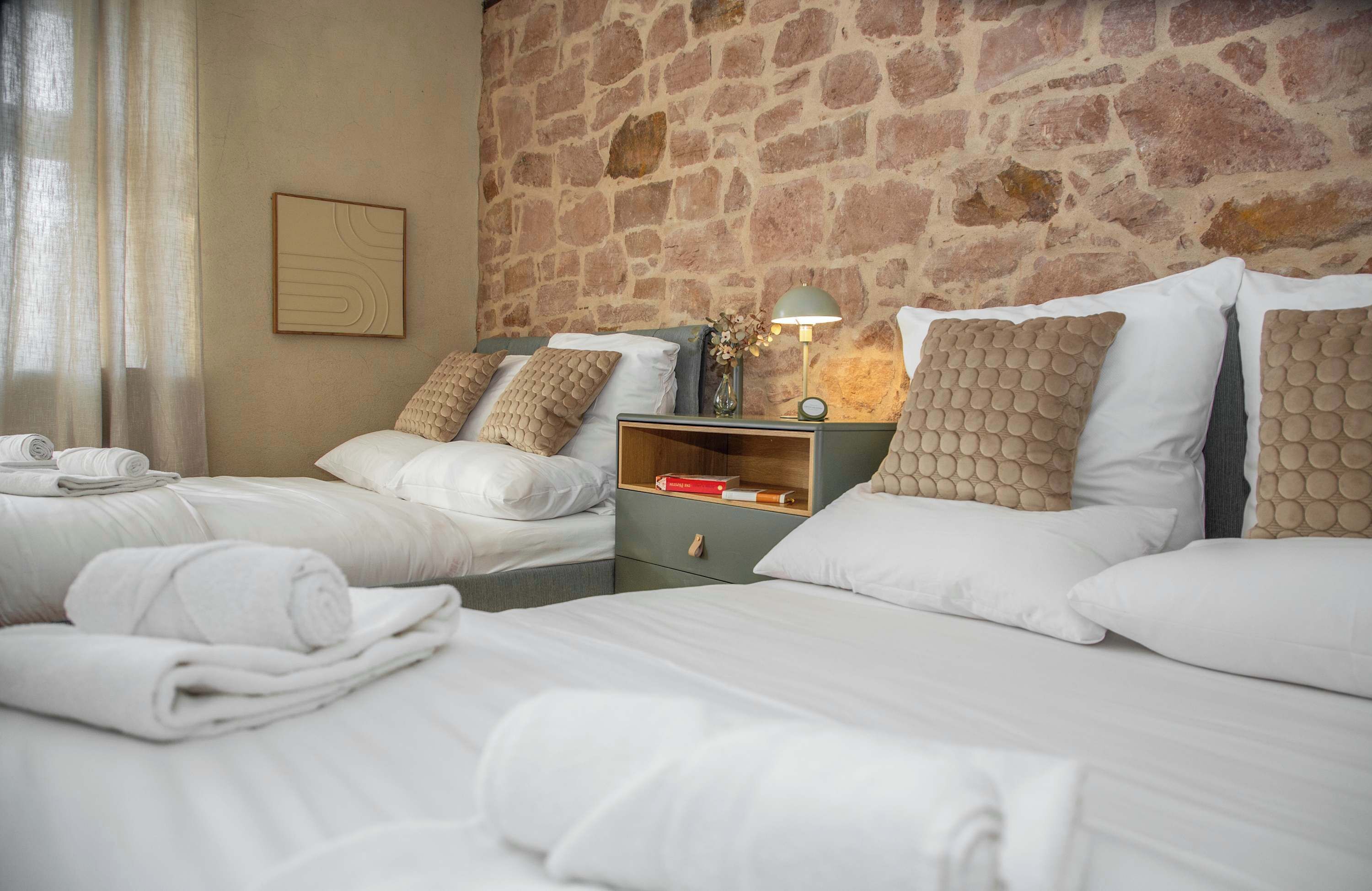 Escritorio, cuna de viaje, wifi y ropa de cama