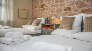 Escritorio, cuna de viaje, wifi y ropa de cama