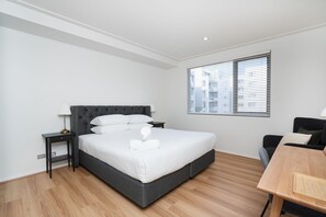 1 bedroom, desk, iron/ironing board, Internet - Modern 1-Bed Unit with Pool Views and Balcony (City)