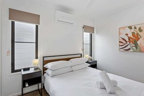 Escritorio, tabla de planchar con plancha y cuna de viaje 