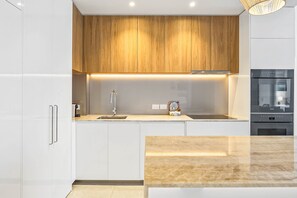 Fridge, microwave, oven, stovetop - Waterfront 2-Bed Oasis - Pool, Steam, Jacuzzi, Gym (Bokarina)