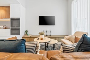 Smart TV - Waterfront 2-Bed Oasis - Pool, Steam, Jacuzzi, Gym (Bokarina)