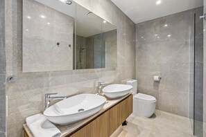 Dusche, Haartrockner, Handtücher