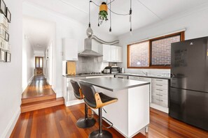 Fridge, microwave, oven, stovetop - Stylish 2-Bed Cottage in Trendy Erskineville (Erskineville)