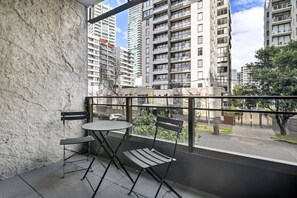Outdoor dining - Chic 1-Bed South Melbourne Unit with Pool & Gym (South Melbourne)