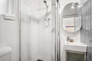 Douche, sèche-cheveux, serviettes fournies