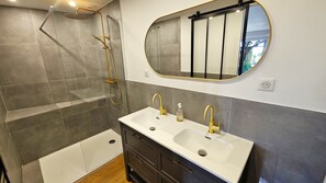 Shower, hair dryer, bidet, towels - Exceptional view | large property | chill-out (Saint-Paul-de-Vence)