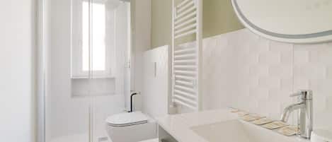 Douche, bidet, serviettes fournies