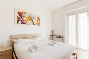 1 chambre, fer et planche à repasser
