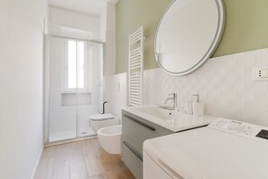 Shower, bidet, towels