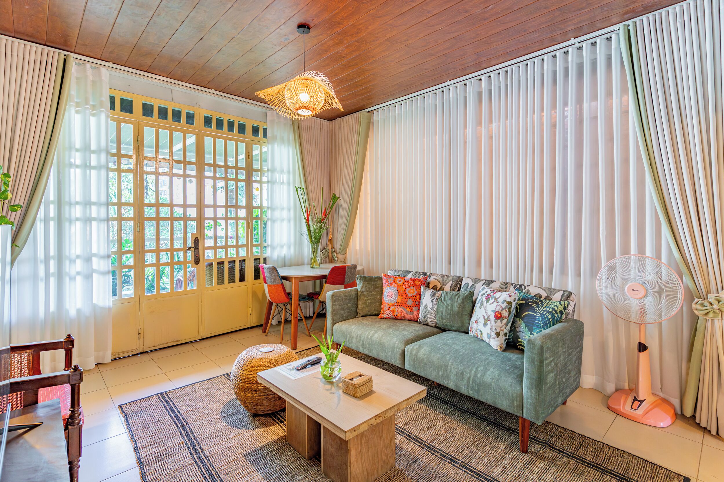 Apartment, 1 Schlafzimmer, Raucher, Balkon | Wohnbereich | Bücher