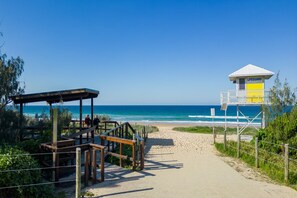 On the beach - Bokarina 3-Bed Stunning Home, Steps from Beach (Bokarina)