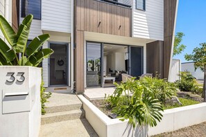 Exterior detail - Bokarina 3-Bed Stunning Home, Steps from Beach (Bokarina)