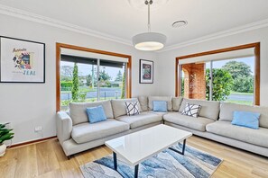 Smart TV - 4-Bed Beach House with Garden & Alfresco Dining (Tomakin)