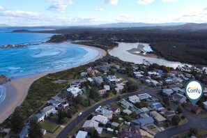 On the beach - 4-Bed Beach House with Garden & Alfresco Dining (Tomakin)