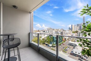 Outdoor dining - Chic 1 Bed Inner-City Retreat with Pool and Views (Fortitude Valley)