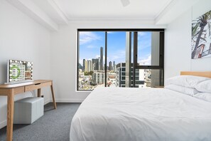 1 bedroom, iron/ironing board, Internet, bed sheets - Chic 1 Bed Inner-City Retreat with Pool and Views (Fortitude Valley)