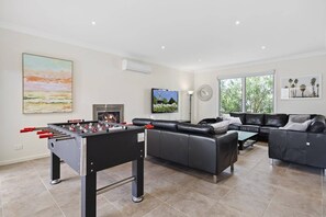 Games room - Seaside 3-Bed Home, Direct Beach Access (Safety Beach)