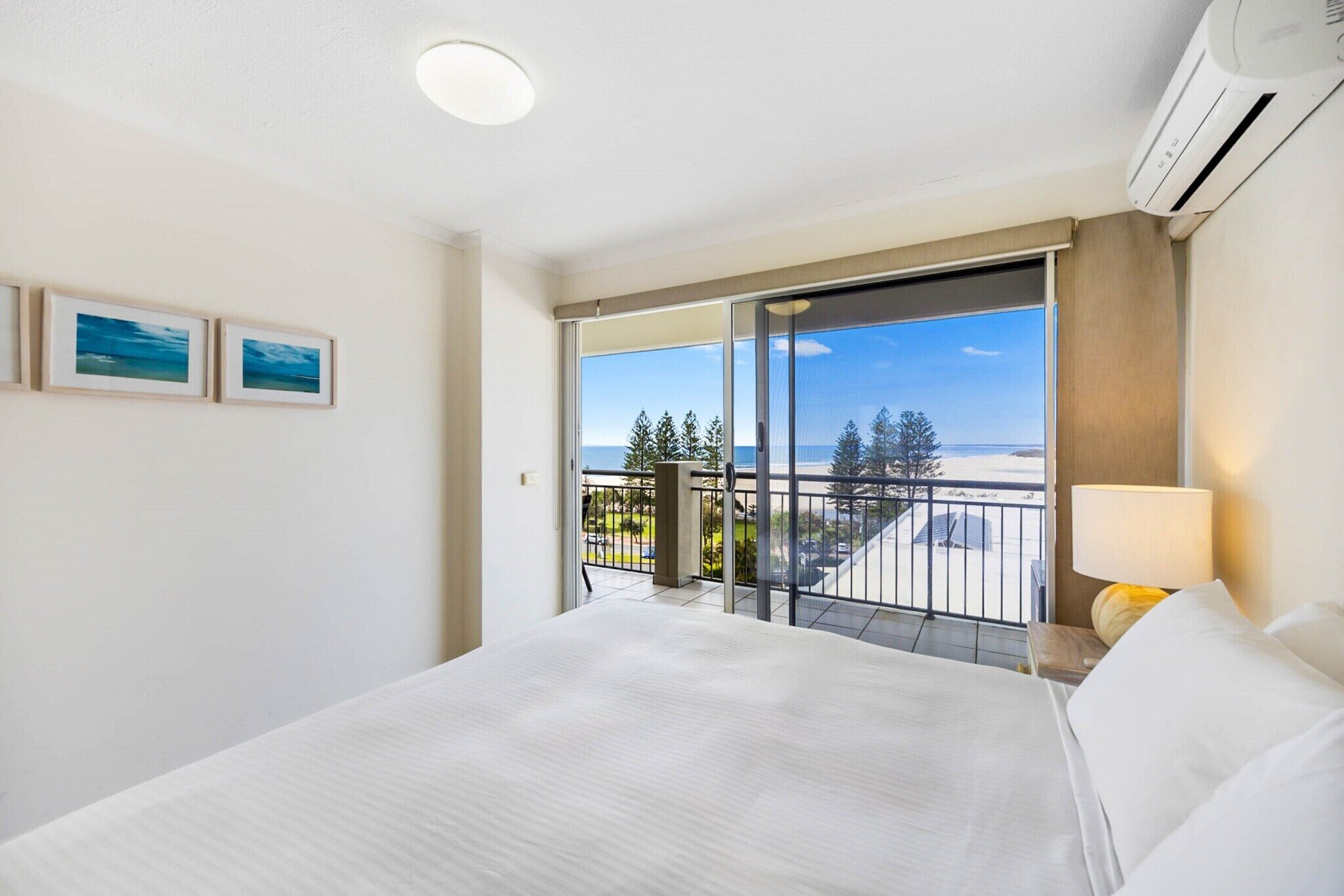 Fer et planche à repasser, lit parapluie, accès Internet, draps fournis