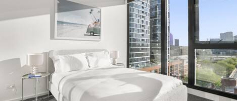 Tabla de planchar con plancha, Internet, ropa de cama