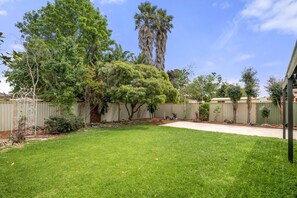 Property grounds - Charming 3-Bed Family Home with Amazing Garden (Werribee)