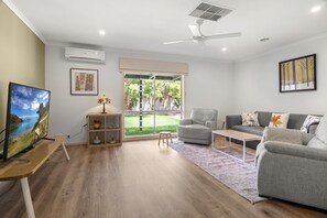 Smart TV, offices - Charming 3-Bed Family Home with Amazing Garden (Werribee)