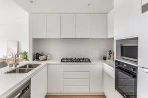 Kühlschrank, Mikrowelle, Ofen, Herdplatte