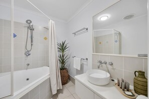 Shower, hair dryer, towels - 3-Bed Haven with Balcony and BBQ, 5-Min to Beach (Coolum Beach)