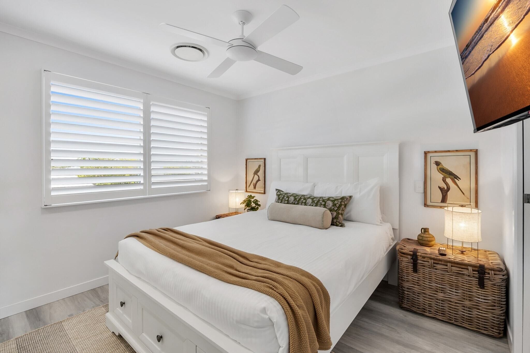 Skrivebord, strygejern/strygebræt, internetforbindelse, sengetøj