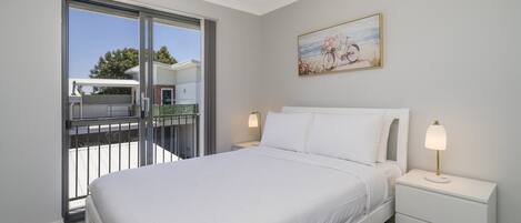 Desk, iron/ironing board, Internet, bed sheets