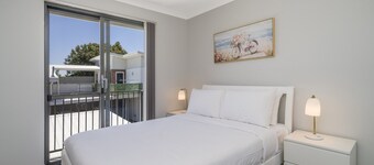 Sunny 2-Bed in Quiet Location with Balcony