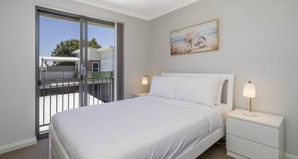 Sunny 2-Bed in Quiet Location with Balcony