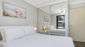 Desk, iron/ironing board, Internet, bed sheets