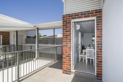Sunny 2-Bed in Quiet Location with Balcony