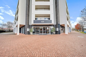 Exterior - Lakeside 1-Bed with A/C, Parking & Balcony (Greenway)