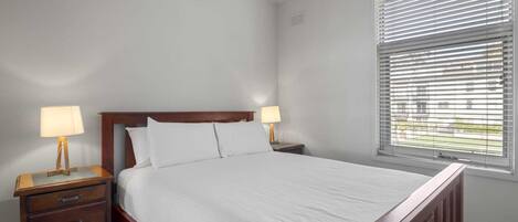 Strykejern/-brett, internettilgang og sengetøy