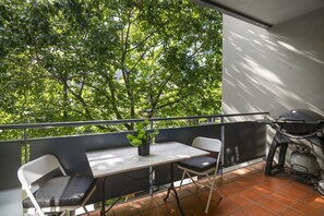 Outdoor dining - Central 2-Bed Pad with Tennis Court, (Southbank)
