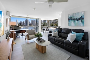 Smart TV, offices - Stylish 2-Bed in Surfers Paradise with River Views (Surfers Paradise)