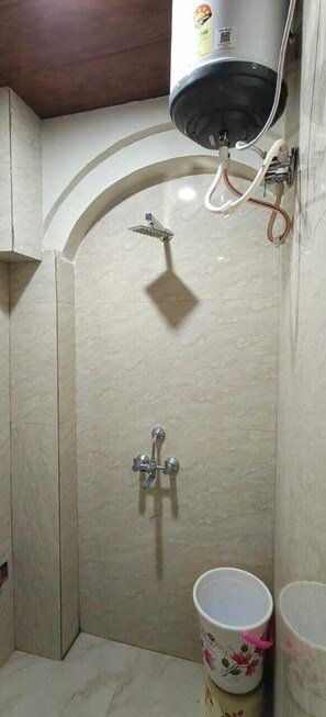 Habitación doble | Baño | Ducha, artículos de higiene personal gratuitos, toallas y jabón